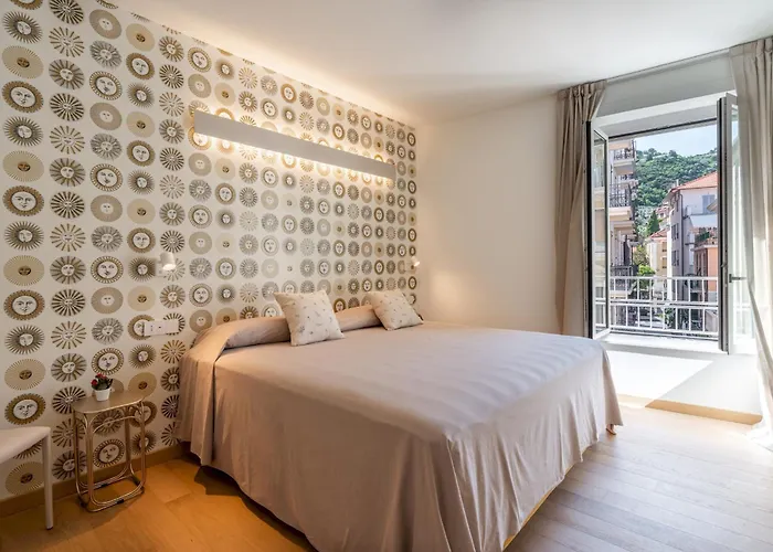 Dimora Mareblu 6, Emma Алассіо